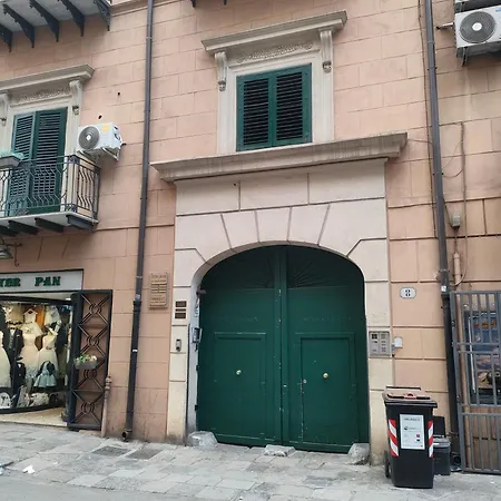 Duca Di Maqueda Nel Pieno Centro Dell Citta' A 5 Minuti Dalla Stazione Degli Autobus E Dei Treni