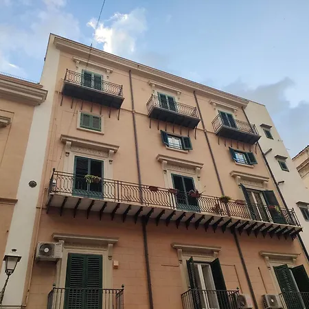 Duca Di Maqueda Nel Pieno Centro Dell Citta' A 5 Minuti Dalla Stazione Degli Autobus E Dei Treni Bed & Breakfast